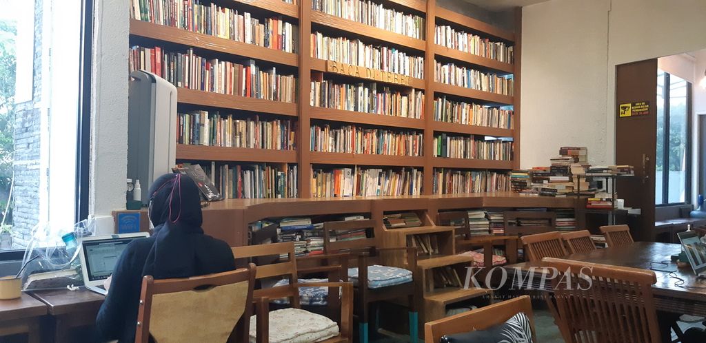 Seorang pengunjung Perpustakaan Baca di Tebet, Jakarta Selatan, tengah bekerja di ruang baca, Selasa (30/8/2022).