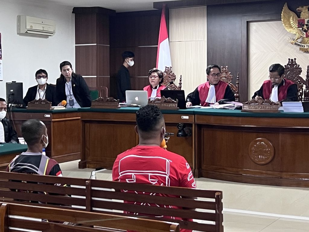 Suasana sidang saat mendengarkan keterangan saksi dalam kasus dugaan pelanggaran HAM berat Paniai yang digelar di Pengadilan Negeri Makassar, Sulsel, Rabu (28/9/2022).