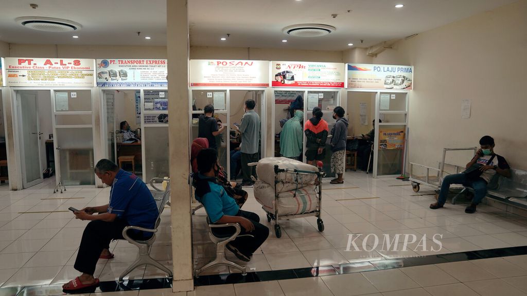 Calon penumpang mencari tiket bus di Terminal Pulo Gebang, Cakung, Jakarta Timur, Minggu (3/4/2022). Kementerian Perhubungan dalam survei terbarunya memperkirakan 79 juta orang bakal mudik Lebaran. 