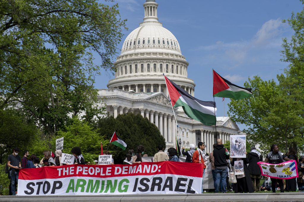 Aktivis pro-Palestina berdemonstrasi di luar Gedung Capitol, Washington, Amerika Serikat, 20 April 2024, saat DPR AS bersiap menggelar pemungutan suara untuk meloloskan bantuan bagi Ukraina dan Israel senilai 95 miliar dollar AS. 