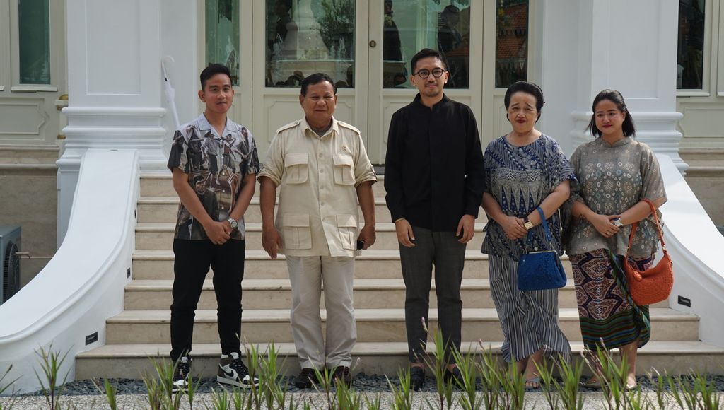 Menteri Pertahanan Prabowo Subianto (kedua dari kiri) berfoto bersama Wali Kota Surakarta Gibran Rakabuming Raka (kiri) dan Pemimpin Pura Mangkunegaran KGPAA Mangkunegara X (ketiga dari kiri) beserta keluarganya, sewaktu berkunjung ke Pura Mangkunegaran, Kota Surakarta, Jawa Tengah, Selasa (24/1/2023). 
