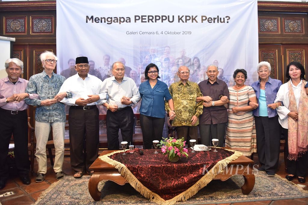 National figures (from left to right) Mochtar Pabottinggi, Franz Magnis-Suseno, Taufiequrahman Ruki, Albert Hasibuan, Bivitri Susanti, Emil Salim, Ismid Hadad, Atika Makarim, Mayling Oey-Gardiner, and Omi Komaria Nurcholis Madjid before speaking to media crew at Cemara 6 Gallery, Menteng, Central Jakarta, Friday (3/10/2019). They have met with President Joko Widodo to support and encourage President Joko Widodo to immediately issue a Government Regulation in Lieu of Law as a correction to the revision of the KPK Law.
