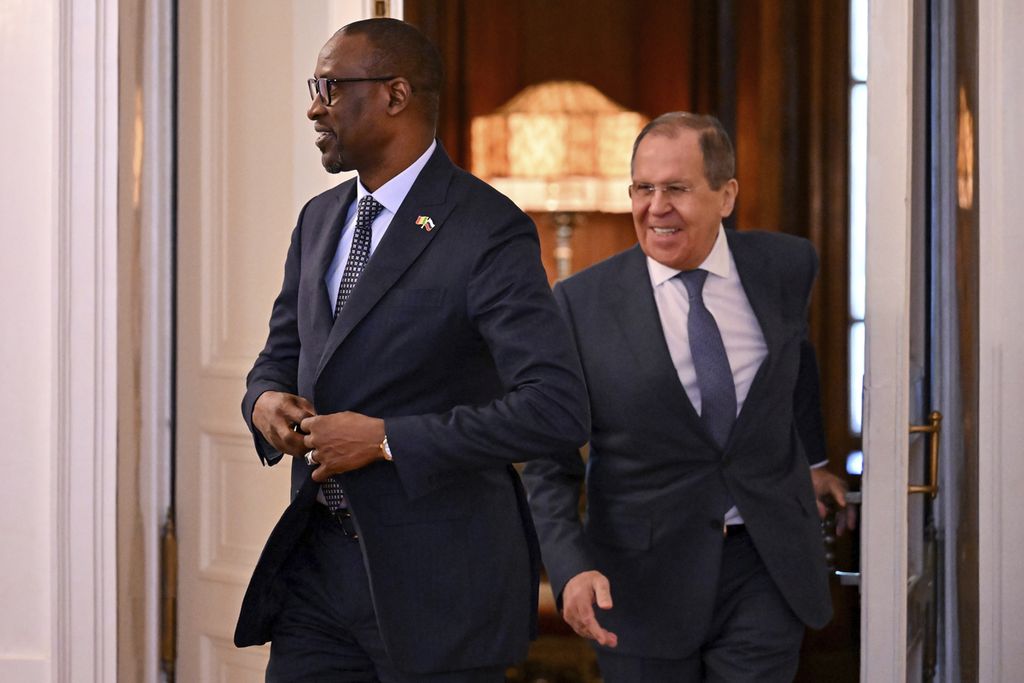 Menteri Luar Negeri Rusia Sergey Lavrov (kanan) dan Menlu Mali Abdoulaye Diop memasuki ruangan pertemuan di Moskwa, Rusia, 20 Mei 2022. 