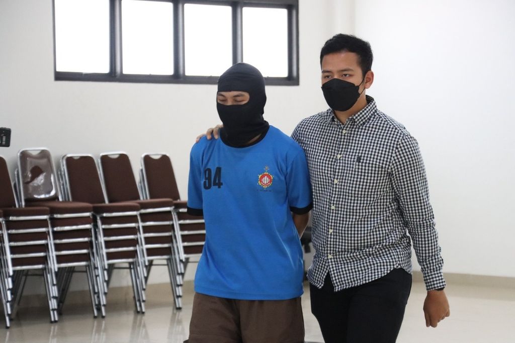SH (32), pelaku dugaan tidak pidana perdagangan anak, ditahan Polres Bogor. Pelaku menjual anak atau melakukan tindakan adopsi anak yang baru lahir secara ilegal.