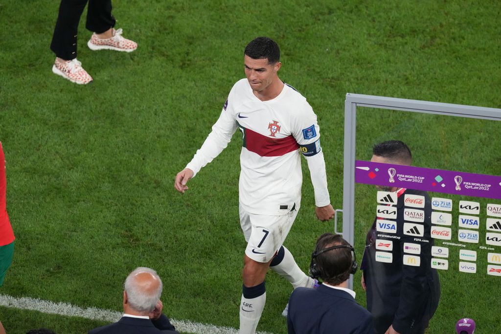 Pemain Portugal, Cristiano Ronaldo, menahan kesedihan saat meninggalkan lapangan seusai dikalahkan Maroko 1-0 di babak perempat final Piala Dunia 2022 di Stadion Al Thumama, Doha, Qatar, Sabtu (10/12/2022). 