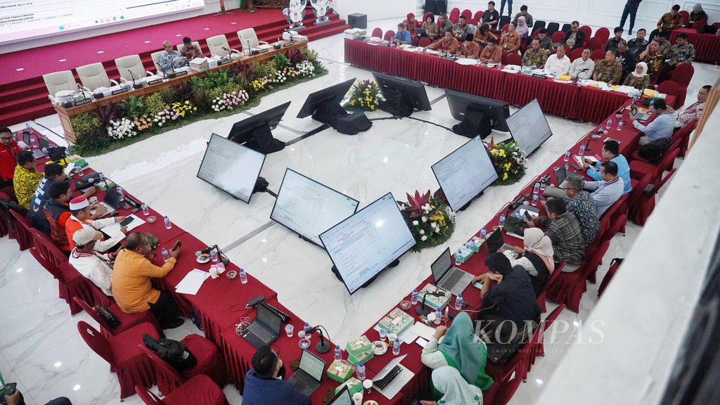 Suasana saat rapat pleno rekapitulasi suara Pemilu 2024 untuk Provinsi Jawa Barat di ruang sidang utama Komisi Pemilihan Umum, Jakarta, Selasa (19/3/2024). 