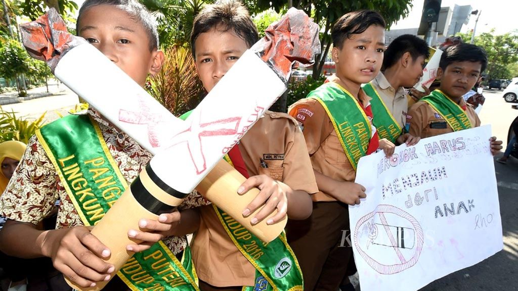 Siswa sekolah dasar yang tergabung dalam Pangeran dan Puteri Lingkungan Hidup memperingati Hari Anak dengan berunjuk rasa tolak asap rokok, di Surabaya, Jawa Timur, Jumat (22/7/2016). 
