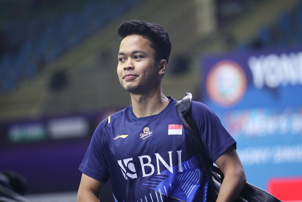 Tunggal putra Anthony Sinisuka Ginting memasuki lapangan sebelum melawan Lee Cheuk Yiu (Hong Kong) pada laga babak perempat final turnamen India Terbuka di KD Jadhav Indoor Hall, New Delhi, Jumat (19/1/2024). Anthony takluk dari Lee dengan skor 17-21, 21-18, 13-21.