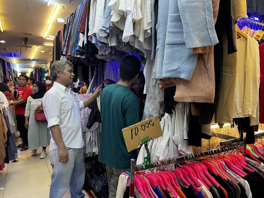 Penjual dan pembeli saat tawar-menawar di Blok III Pasar Senen Jaya, Jakarta Pusat, Minggu (19/3/2023).