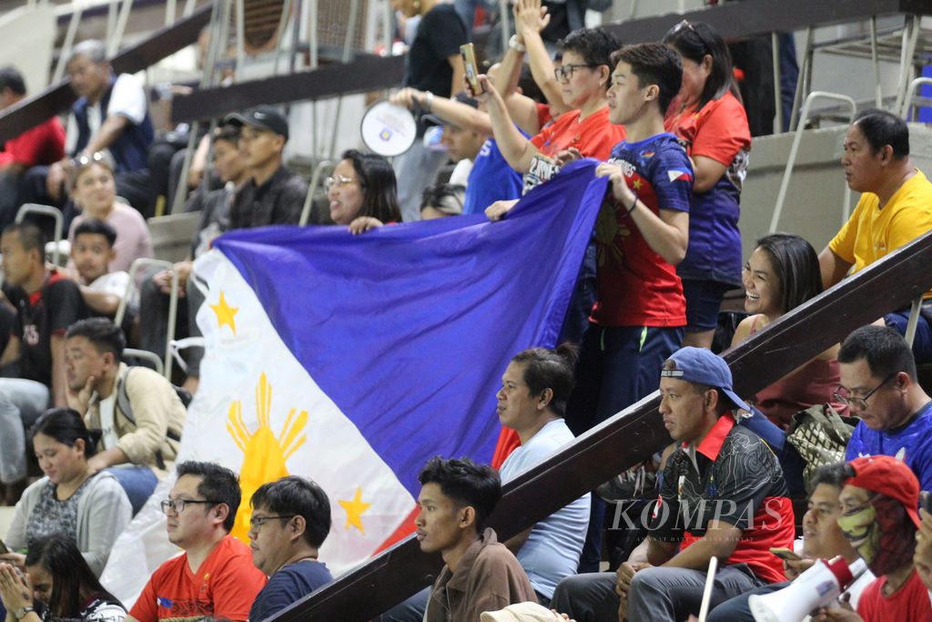 Pendukung tim bola voli Filipina hadir di Olympic Complex Indoor Main Hall, Phnom Penh, di Kamboja, pada Rabu (3/5/2023) untuk memberikan dukungan pada tim nasional mereka. 
