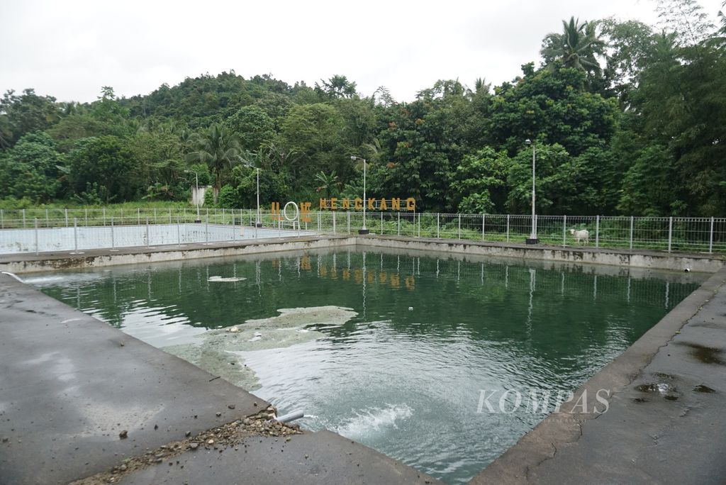 Kondisi sebuah kolam ikan yang bersebelahan dengan kolam renang di Desa Mengkang, Kecamatan Lolayan, Bolaang Mongondow, Sulawesi Utara, Sabtu (16/7/2022).