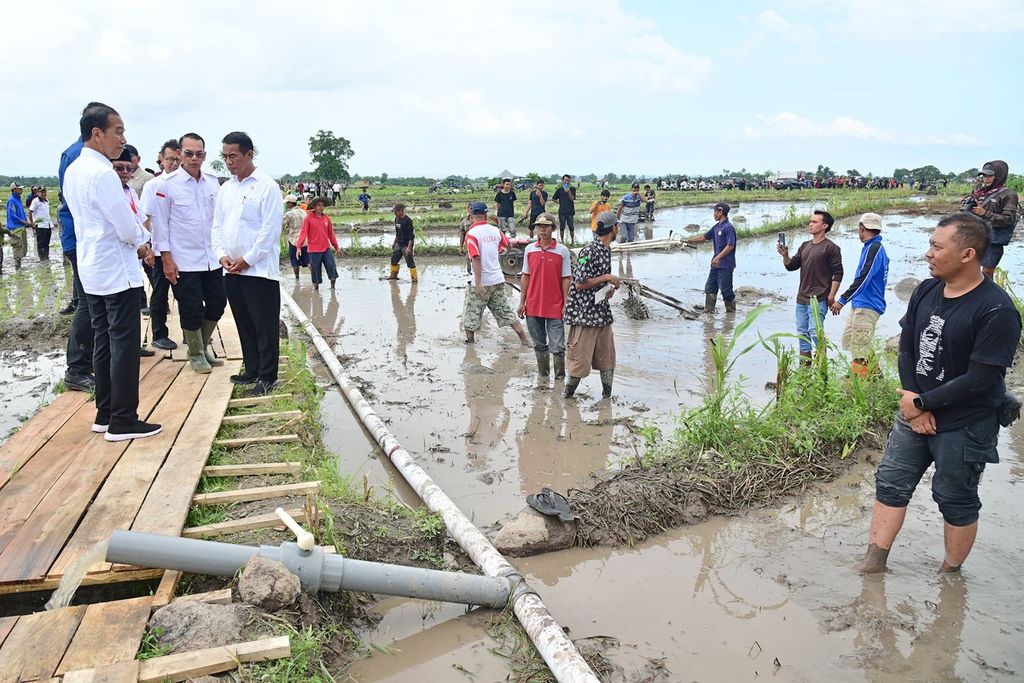 Presiden Joko Widodo memberikan keterangan pers seusai meninjau program pompanisasi di Desa Layoa, Kabupaten Bantaeng, Sulawesi Selatan, Jumat (5/7/2024).