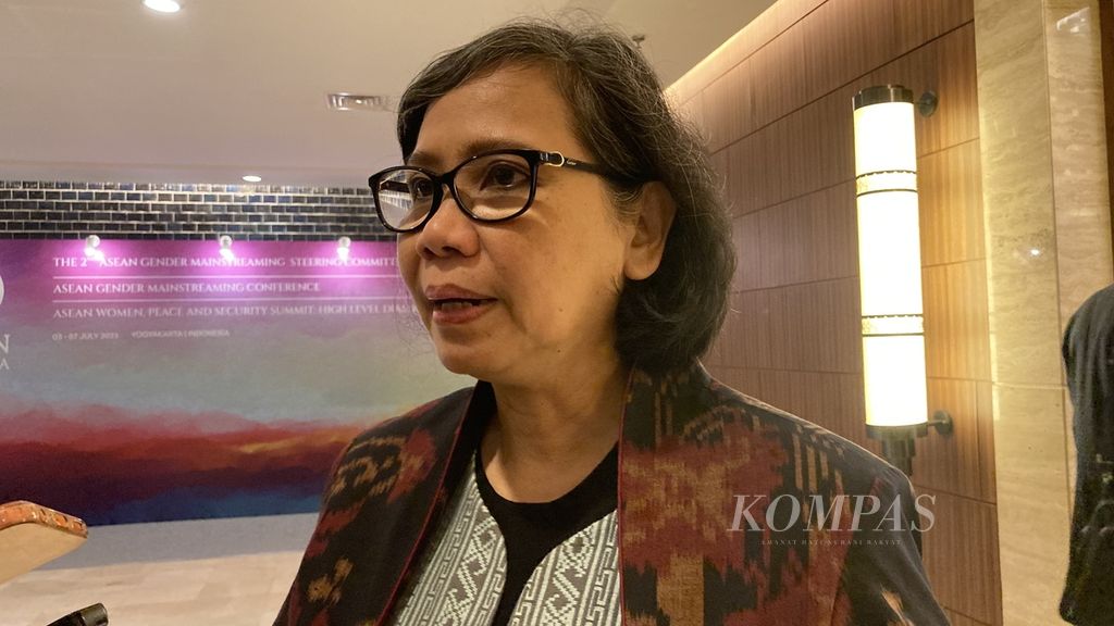 Deputi Bidang Kesetaraan Gender Kementerian PPPA Lenny N Rosalin, sekaligus perwakilan ASEAN Committee on Women (ACW) Indonesia, memberi keterangan kepada pers, Selasa (4/7/2023), di Yogyakarta, pada Konferensi Pengarusutamaan Jender ASEAN,