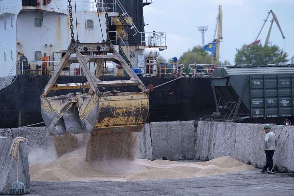 Pekerja mengangkut gandum dari pelbuhan di Izmail, Ukraina, 26 April 2023. Rusia mundur dari Inisiatif Biji-bijian Laut Hitam (BSGI) yang kembali menutup keran ekspor gandum Ukraina ke seluruh dunia. 