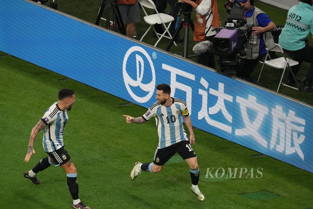 Pemain Argentina Lionel Messi (kanan) merayakan gol yang dicetaknya ke gawang Australia dalam pertandingan babak 16 besar Piala Dunia 2022 di Stadion Ahmad Bin Ali, Qatar, Minggu (4/12/2022) dini hari WIB. Argentina melaju ke babak perempat final setelah mengalahkan Australia 2-1. 