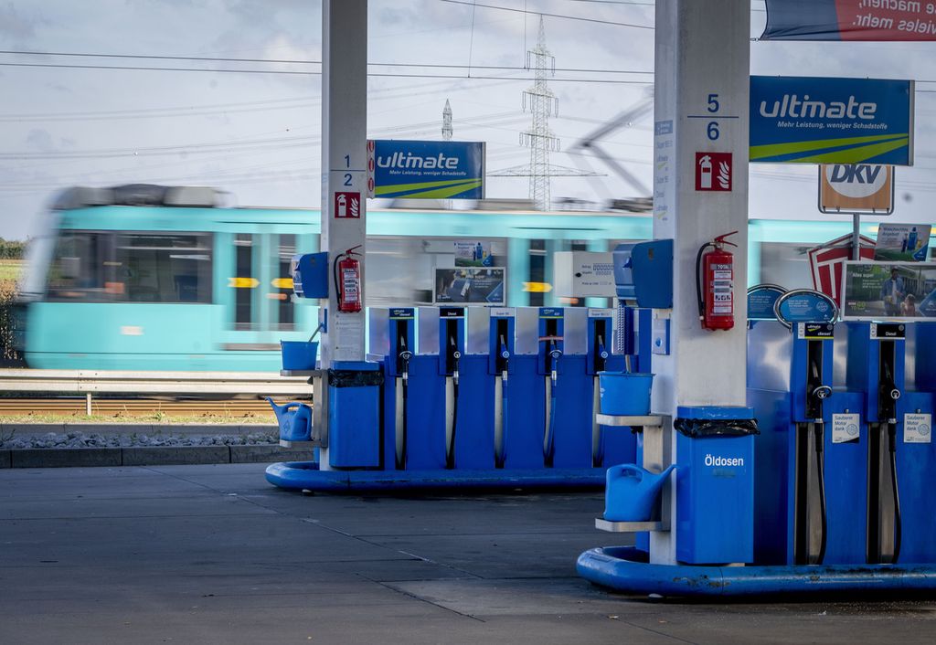 Sebuah kereta melintas di dekat stasiun pengisian bahan bakar umum (SPBU) di Frankfurt, Jerman, Rabu (5/10/2022). Harga minyak diperkirakan bisa menembus 100 dollar AS per barel lagi setelah OPEC+ mengumumkan pemangkasan produksi minyak sebesar 2 juta barel per hari mulai November 2022. 