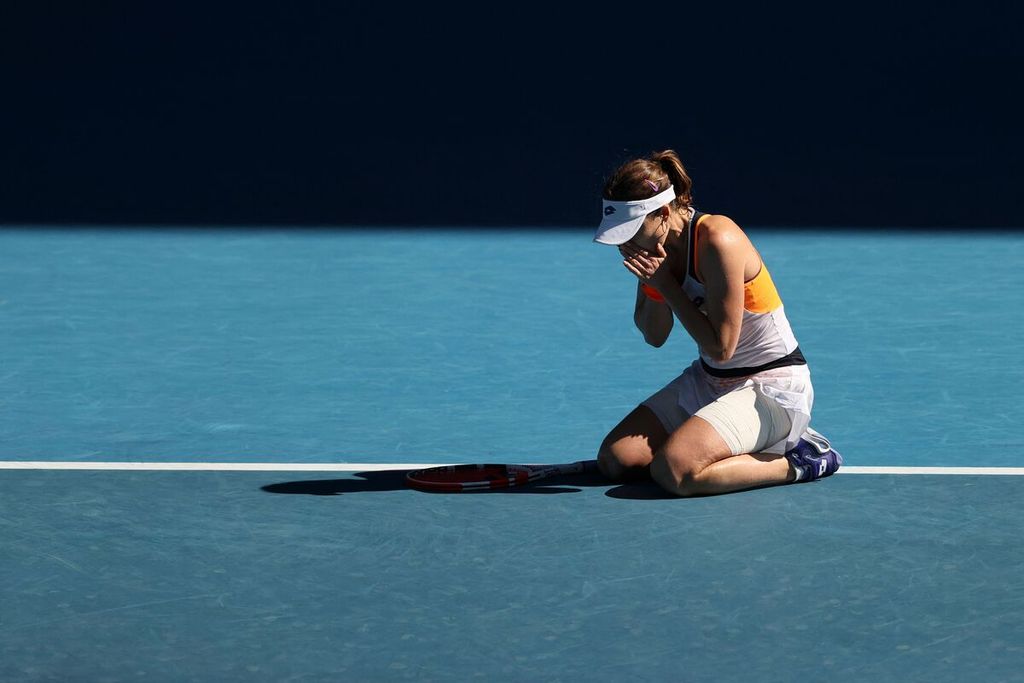 Petenis Perancis, Alize Cornet, menangis dan tersimpuh seusai mengalahkan petenis Romania, Simona Halep, pada perdelapan final Australia Terbuka di Melbourne, Senin (24/1/2022). Kemenangan itu membawa Cornet menembus perempat final Grand Slam untuk pertama kali dalam 17 tahun kariernya.