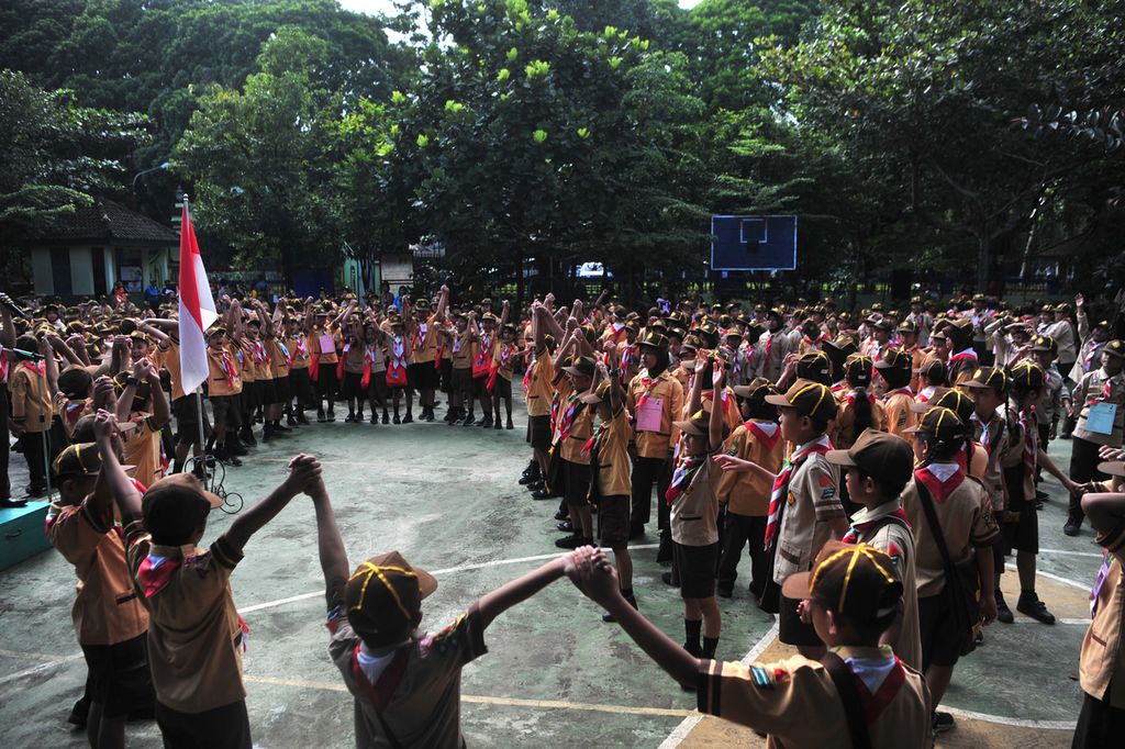 Anggota Pramuka tingkat Siaga bermain bersama seusai mengikuti upacara pembukaan kegiatan Pesta Siaga Kwartir Ranting Sidorejo di SD Negeri 6 Salatiga, Kota Salatiga, Jawa Tengah, Sabtu (29/2/2020). Pesta siaga ini untuk mendorong semangat kompetitif pelajar dalam bidang kepramukaan. 