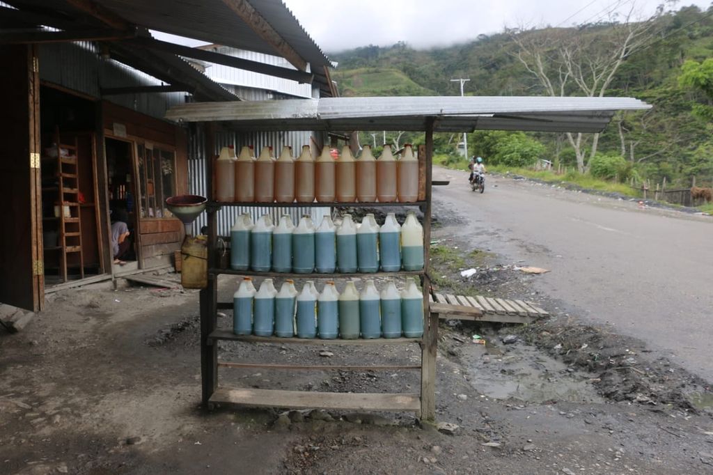 Penjualan BBM nonsubsidi jenis pertalite dan solar di Distrik Karubaga, ibu kota Kabupaten Tolikara, Papua, Rabu (5/1/2022).