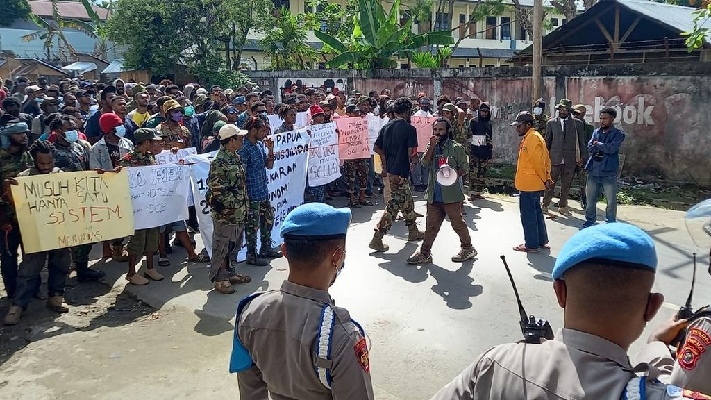 Aksi unjuk rasa penolakan kebijakan daerah otonom baru untuk Provinsi Papua di Kota Jayapura, Selasa (10/5/2022).