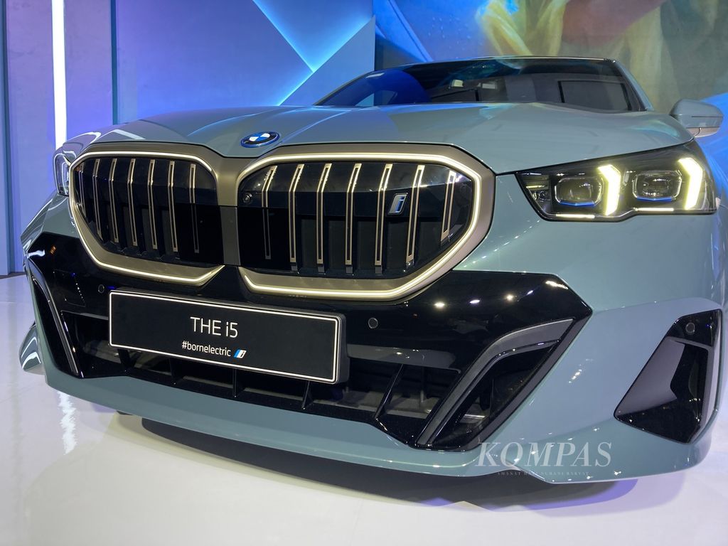 Detail bagian depan BMW i5 dengan <i>kidney grille</i> khas BMW yang dilengkapi BMW Iconic Glow, saat peluncuran BMW i5 di The Langham Jakarta, Jakarta, Selasa (26/3/2024).