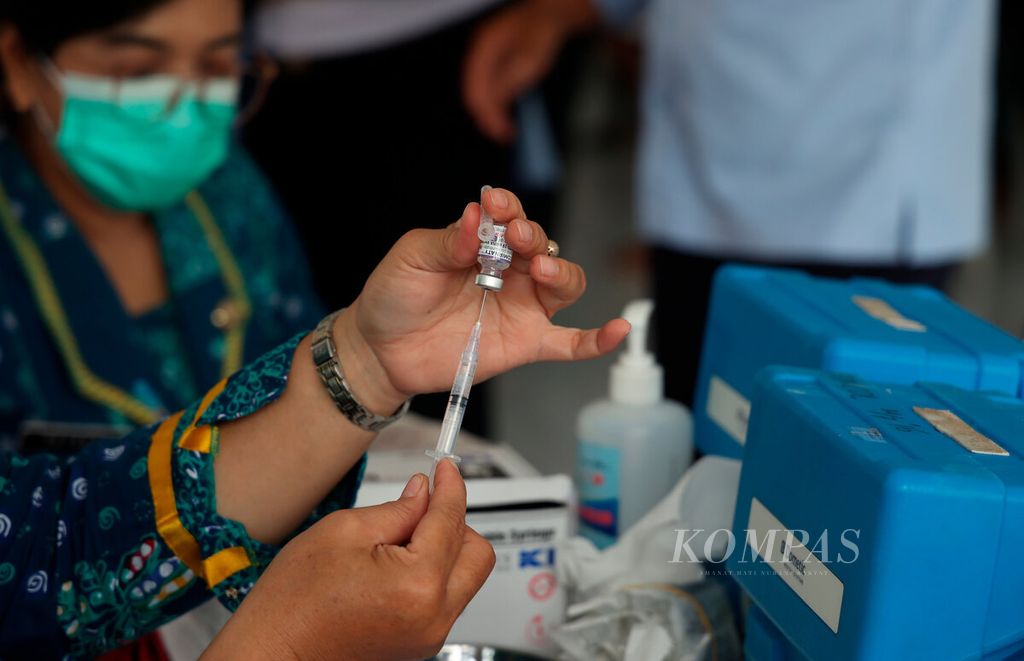 Petugas kesehatan menyiapkan dosis vaksin penguat Covid-19 bagi warga binaan di Lembaga Pemasyarakatan Perempuan Kelas IIA Bulu, Kota Semarang, Jawa Tengah, Kamis (2/2/2023). 