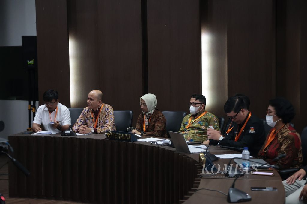 Para teradu mengikuti sidang etik dugaan pelanggaran verifikasi faktual partai politik peserta pemilu dengan mengubah data dari tidak memenuhi syarat menjadi memenuhi syarat di Dewan Kehormatan Penyelenggara Pemilu, Jakarta, Rabu (8/2/2023). 