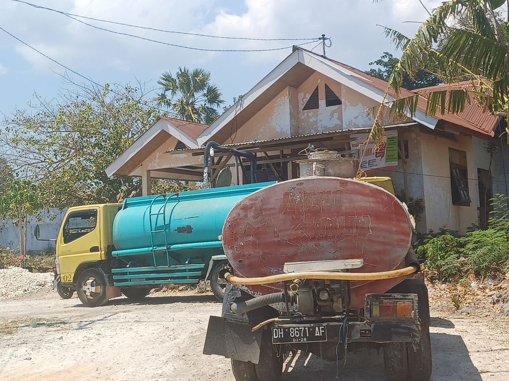 Sumur bor di depan pekarangan salah satu rumah warga Kelurahan Liliba, Kota Kupang, NTT, Senin (25/9/2023). Satu mobil tangki sedang antre melakukan pengisian, yang satu lagi sedang mengisi air. Bisnis sumur bor marak di Kota Kupang dalam lima tahun terakhir. Air sumur bor dijual kepada pemilik mobil tangki dengan harga Rp 20.000 per mobil, kemudian dijual kepada konsumen dengan harga Rp 80.000-Rp 200.000 per tangki.