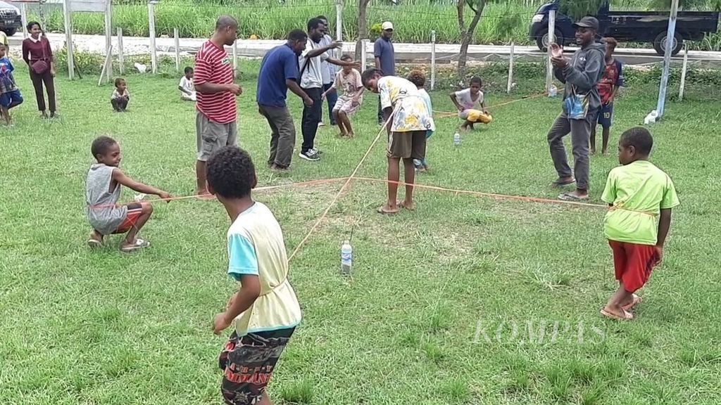 Anak-anak yang bermain setelah mengikuti pelatihan literasi di Kampung Koya Koso, Papua.