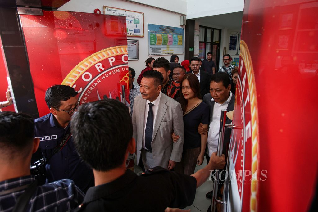 Narapidana kasus kopi sianida, Jessica Wongso, didampingi pengacaranya, Otto Hasibuan, menghampiri wartawan setelah mengurus administrasi di Balai Pemasyarakatan Kelas I Jakarta Timur, Minggu (18/8/2024). 