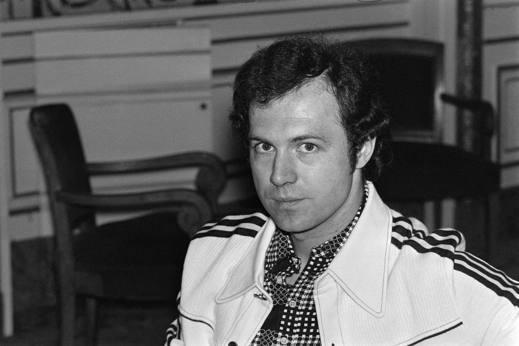 Legendary German footballer, Franz Beckenbauer, poses in Paris, France, in a photo dated February 21, 1977. Beckenbauer, who once lifted the World Cup trophy as a player and coach, passed away at the age of 78 on Sunday (7/1/2024).