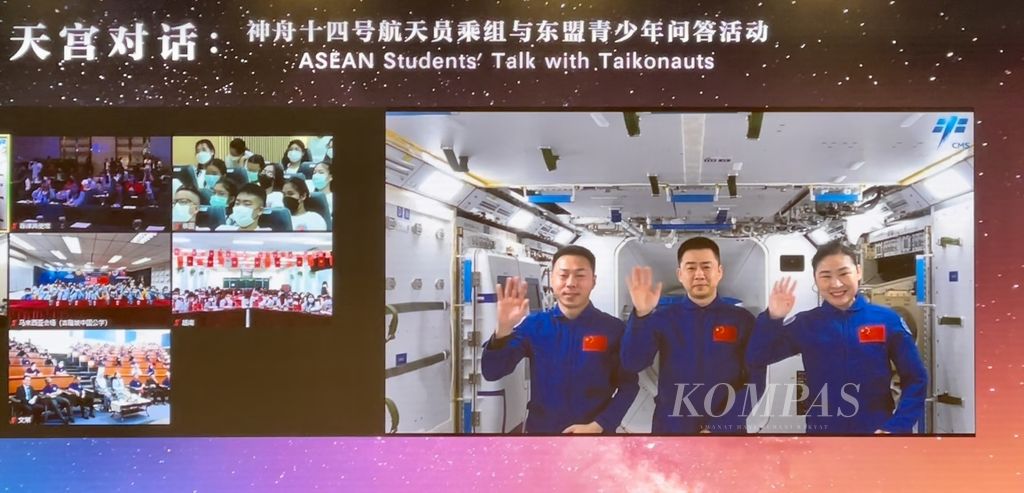 Tiga astronot China, Chen Dong, Liu Yang, dan Cai Xuzhe, yang sedang berada di stasiun luar angkasa China “Tiangong” berinteraksi dan menjawab pertanyaan para siswa dari 10 negara anggota ASEAN, Selasa (1/11/2022), di Beijing Royal School, Beijing, China.