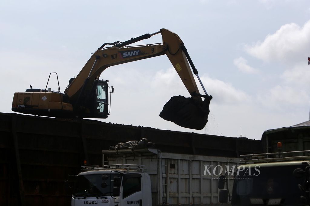 Aktivitas pembongkaran batubara asal Kalimantan yang baru tiba di Pelabuhan Tanjung Priok, Jakarta, Kamis (4/8/2022). Kementerian Energi dan Sumber Daya Mineral menetapkan target produksi batubara nasional sebanyak 663 juta ton di sepanjang tahun 2022. 