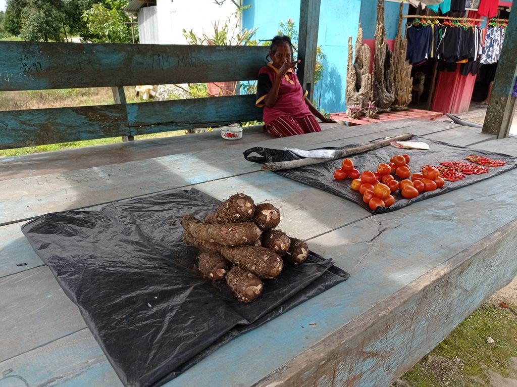 Umbi dan sayuran menjadi komoditas yang dijual mama-mama di <i>yuuk ro raa masim boo</i> (lapak). Letaknya di sepanjang tepi Jalan Poros Ayamaru-Kumurkek, ruas Jalan Trans-Papua Barat, Rabu (13/7/2022).