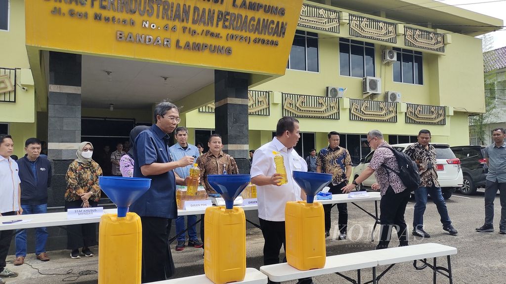 Satuan Tugas Pangan Provinsi Lampung menunjukkan 9.648 botol atau setara dengan 24,8 ton minyak goreng curah yang dikemas tanpa merek dan izin edar, Jumat (3/3/2023), di Bandar Lampung.