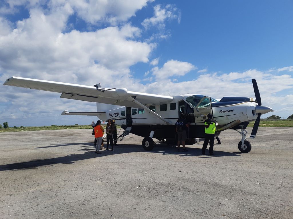 Pesawat tiba di Kisar, Maluku, pada Kamis (20/4/2023) pagi. Beberapa penumpang bergegas menuju Lapangan Wonreli untuk menyaksikan gerhana matahari total yang akan berlangsung beberapa jam ke depan.