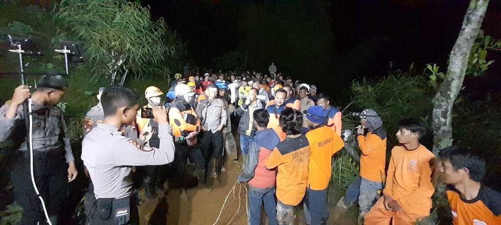 Tim SAR gabungan berusaha mengevakuasi pengendara sepeda motor yang tertimpa material longsor di Desa Derongisor, Kecamatan Mojotengah, Kabupaten Wonosobo, Jawa Tengah, Jumat (28/4/2023) malam.