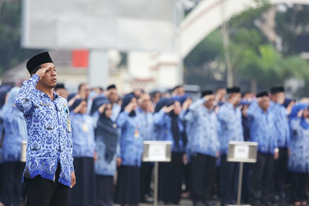 Para aparatur sipil negara mengikuti Upacara Hari Kesadaran Nasional di Serang, Banten, Senin (17/6/2019).