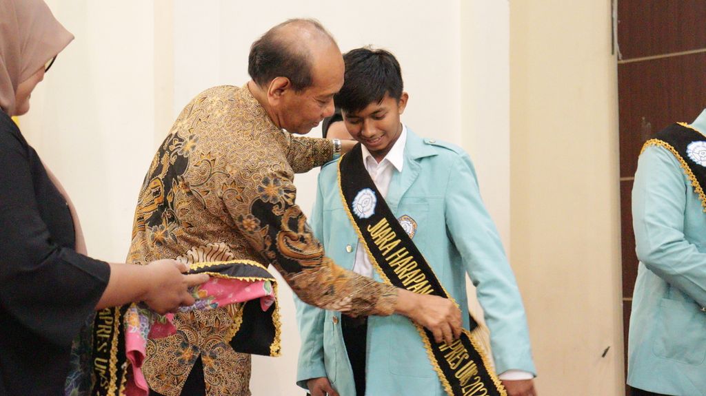 Mahasiswa Universitas Sebelas Maret, Muhammad Zidni Subarkah (kanan), menerima penghargaan.