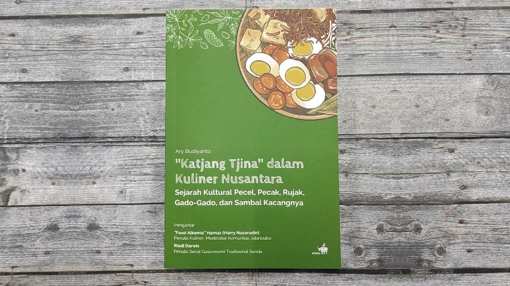 Halaman muka buku berjudul <i>Katjang Tjina dalam Kuliner Nusantara</i>: Sejarah Kultural Pecel, Pecak, Rujak, Gado-gado dan Sambal Kacangnya.