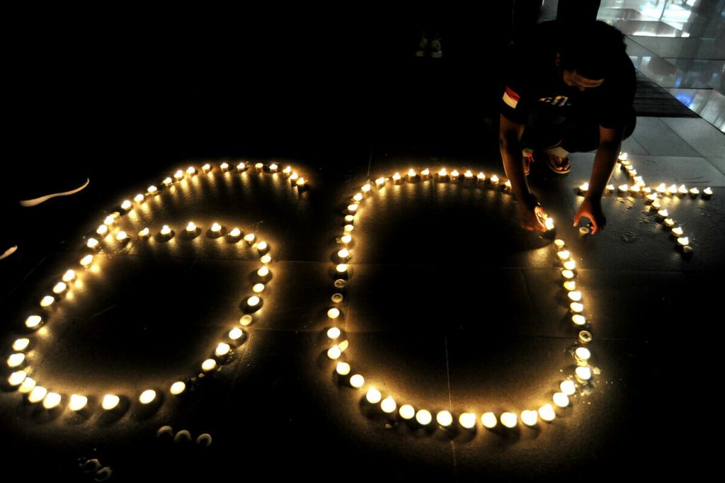 Warga menyalakan lilin membentuk angka 60 plus saat peringatan Earth Hour di Denpasar, Bali, Sabtu (27/3/2021). Aksi Earth Hour dengan mematikan lampu pada pukul 20.30 hingga 21.30 waktu setempat tersebut dilakukan di berbagai belahan dunia sebagai bentuk kepedulian terhadap kondisi Bumi sekaligus sebagai kampanye untuk menghemat pemakaian listrik. 