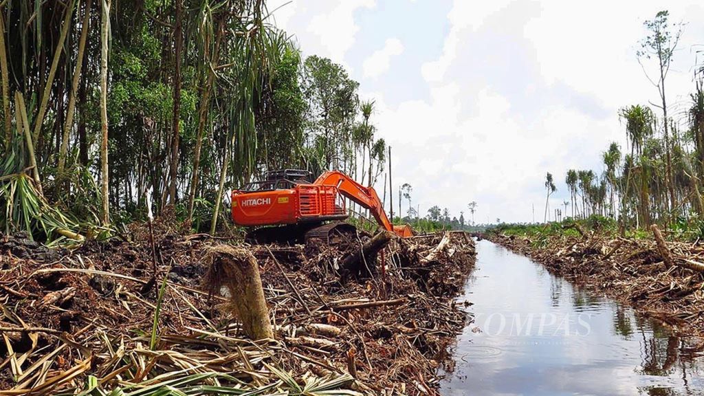 Sebuah alat berat berada di kawasan hutan produksi, sekitar satu jam dari Desa Pungkat, di Kecamatan Gaung, Indragiri Hilir, Riau, Rabu (6/5/2015). Perusahaan perkebunan sawit yang "membersihkan" hutan (<i>landclearing</i>) sumber kayu masyarakat ini membuat sumber air bersih tercemar, kerusakan kebun karena diserang monyet dan kumbang, serta kehilangan sumber kayu untuk pembuatan kapal.