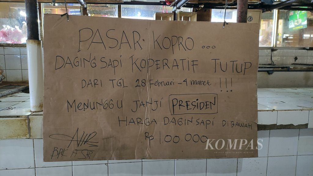Kardus dengan tulisan protes terpasang di sekitar los daging sapi di Pasar Tomang Barat atau Pasar Kopro, Kecamatan Grogol Petamburan, Jakarta Barat, Selasa (1/3/2022). 