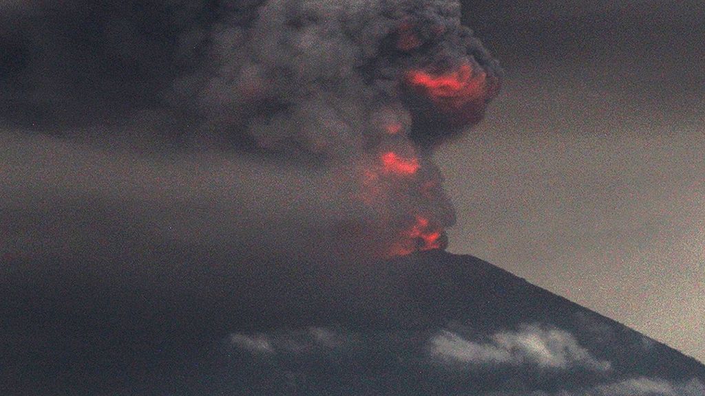 Magma pijar muncul di kawah Gunung Agung, pukul 19.00 Wita, bersamaan dengan membubungnya abu vulkanik setinggi 3.000 meter.