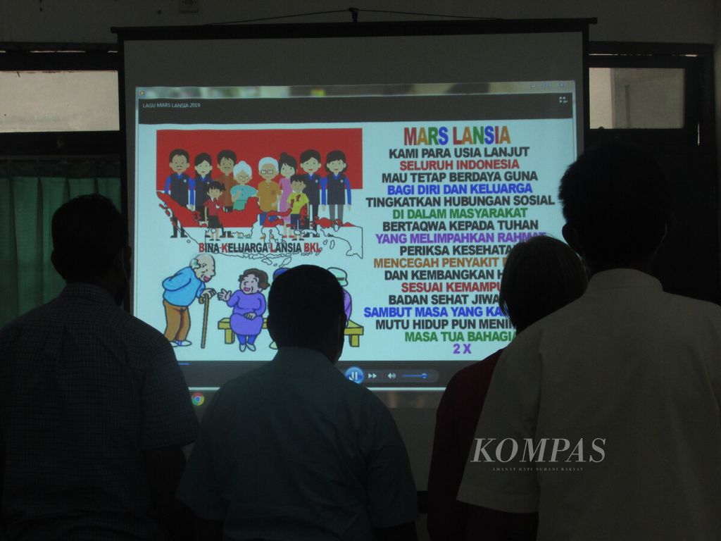 ”Mars Lansia” dinyanyikan para peserta forum dialog warga lansia dengan Pemprov NTT yang diselenggarakan Komda Lansia NTT di Kupang, Rabu (30/11/2022).