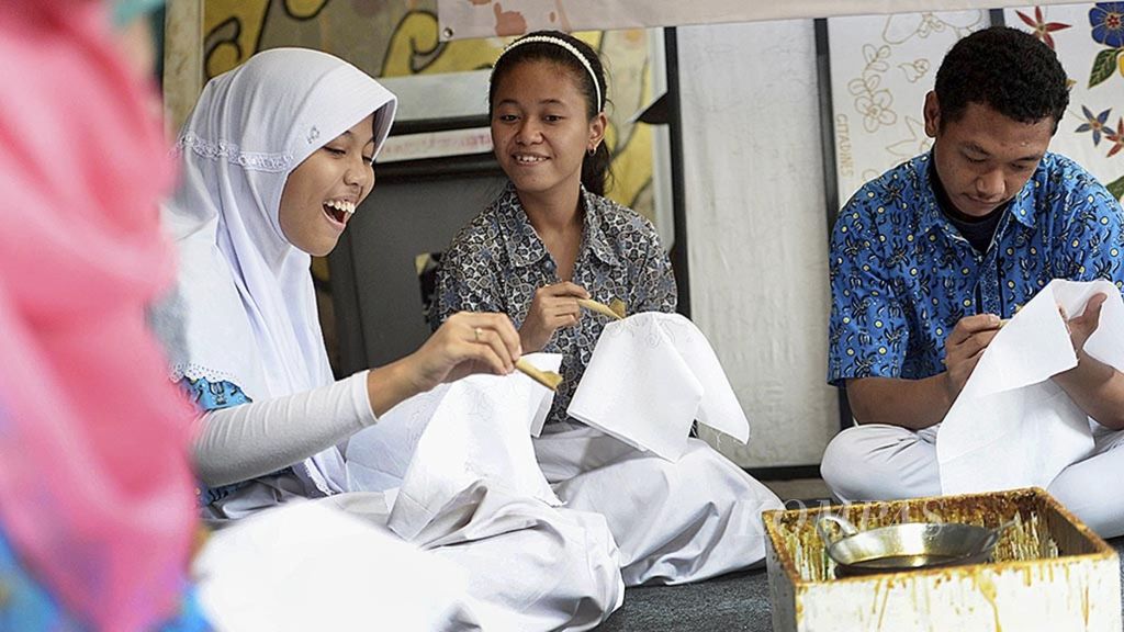 Para siswa berkebutuhan khusus belajar membatik di Rumah Batik Palbatu, Tebet, Jakarta Selatan, Senin (2/10/2017). Kegiatan tersebut menjadi bagian dalam memperingati Hari Batik Nasional.