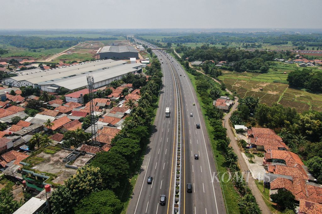 Arus lalu lintas yang lancar di Jalan Tol Cikopo-Palimanan (Cipali) kilometer 84, Subang, Jawa Barat, Minggu (7/4/2024).