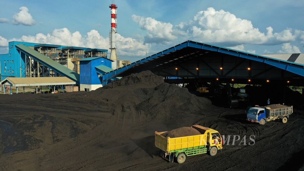 Truk membawa cangkang sawit yang digunakan untuk campuran bahan bakar batubara di PLTU Sintang, Kabupaten Sintang, Kalimantan Barat, Selasa (12/10/2021). 