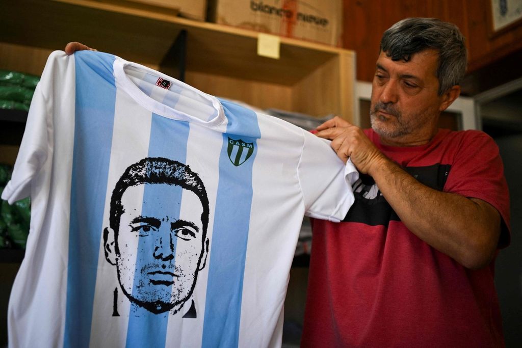 Alberto Gianfelici, pelath sepak bola dan sahabat Lionel Scaloni, pelatih timnas Argentina, memegang jersei Argentina bergambar wajah Scaloni di Pujato, Argentina, 21 Oktober 2022. 