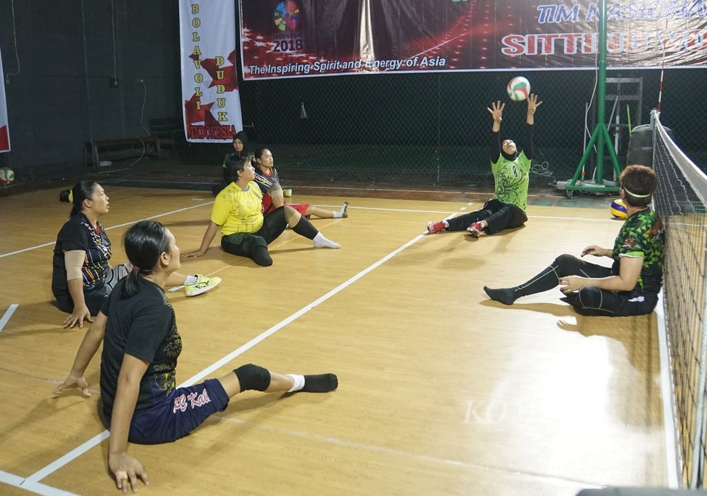 Atlet voli duduk putri National Paralympic Committee (NPC) mengikuti pemusatan latihan Asian Para Games 2018 di Colomadu, Karanganyar, Jawa Tengah, Rabu (7/2).